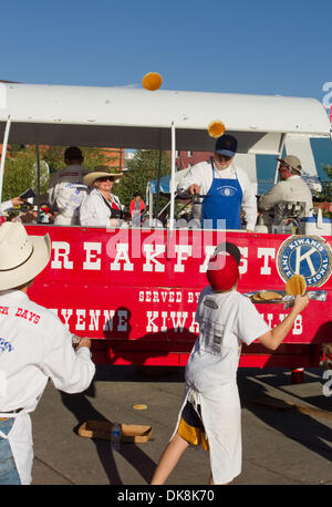 25. Juli 2011 - flip Cheyenne, Wyoming, USA - Rodeo - Köche warme Semmeln zu Servern in die Pancake-Frühstück kostenlos Speisen zu 30.000 plus Diners bei Cheyenne Frontier Days, der weltweit größte outdoor-Rodeo mit über 1.500 Teilnehmern und eine Annäherung an $ 1 Million Preisgeld. Jetzt in seiner 115. Jahr, diese westlichen Feier verfügt über eine einzigartige Kombination aus tagsüber PRCA Rodeo ac Stockfoto