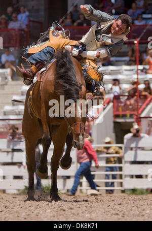 25. Juli 2011 - führt Cheyenne, Wyoming, USA - Rodeo - MATT CRUMPLER im Bareback Riding Wettbewerb während der Cheyenne Frontier Days, der weltweit größte outdoor-Rodeo mit über 1.500 Teilnehmern und eine Annäherung an $ 1 Million Preisgeld. Jetzt im 115. Jahr bietet dieser westlichen Feier eine einzigartige Kombination von PRCA Rodeo Tagesaktivitäten und Abendkonzerte mit top Stockfoto