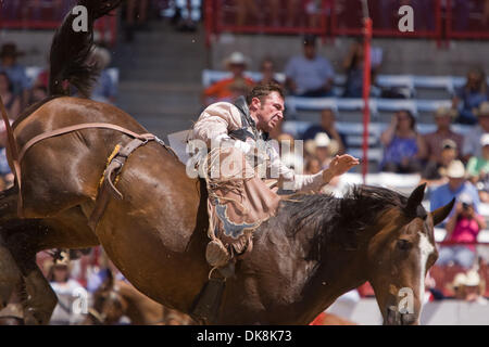 25. Juli 2011 - führt Cheyenne, Wyoming, USA - Rodeo - GEORGE GILLESPIE im Bareback Riding Wettbewerb während der Cheyenne Frontier Days, der weltweit größte outdoor-Rodeo mit über 1.500 Teilnehmern und eine Annäherung an $ 1 Million Preisgeld. Jetzt im 115. Jahr bietet dieser westlichen Feier eine einzigartige Kombination von PRCA Rodeo Tagesaktivitäten und Abendkonzerte mit Stockfoto