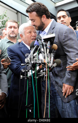 25. Juli 2011 - Washington, DC, USA - Indianapolis Colts Zentrum Jeff Samstag umarmt New England Patriots Besitzer Robert Kraft während einer Pressekonferenz bekannt, dass die NFL und seinen Spielern endet der NFL-Lockout geeinigt haben (Credit-Bild: © TJ Root/Southcreek Global/ZUMApress.com) Stockfoto