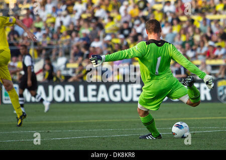 26. Juli 2011 - kickt Columbus, Ohio, USA - Newcastle United FC-Torhüter Steve Harper (1) den Ball im Spiel in der ersten Hälfte des Spiels zwischen Newcastle United FC und Columbus Crew Stadium Crew, Columbus, Ohio.  New Castle United besiegte Columbus 3-0. (Kredit-Bild: © Scott Stuart/Southcreek Global/ZUMAPRESS.com) Stockfoto