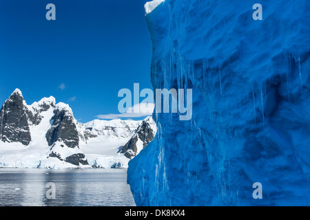 Antarktis, Luftaufnahme von massiven tabellarischen Eisbergs schwimmende in der Nähe von Cape Renard am Eingang zum Lemaire-Kanal Stockfoto