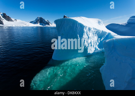 Antarktis, Luftaufnahme von massiven tabellarischen Eisbergs schwimmende in der Nähe von Cape Renard am Eingang zum Lemaire-Kanal Stockfoto