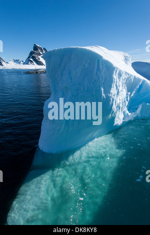 Antarktis, Luftaufnahme von massiven tabellarischen Eisbergs schwimmende in der Nähe von Cape Renard am Eingang zum Lemaire-Kanal Stockfoto