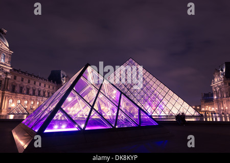 Nachtaufnahme des Pyramiden des Louvre, Paris Stockfoto