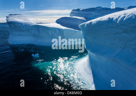 Antarktis, Luftaufnahme von massiven tabellarischen Eisbergs schwimmende in der Nähe von Cape Renard am Eingang zum Lemaire-Kanal Stockfoto