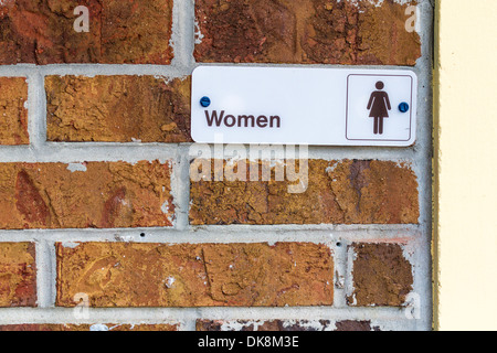 Schild an der Mauer am Eingang zur Damentoilette. Stockfoto