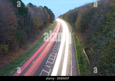 Transport auf der Straße. Schlieren Autolichter aus den Abend Berufsverkehr umgehen wie es um die Dorchester streams. Dorset, England. Vereinigtes Königreich. Stockfoto