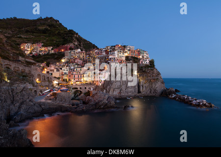 typische Manarola Dorf Abend, Cinque Terre, Italien. Die Lichter beginnen nur zu leuchten. Stockfoto