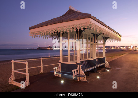 Traditionellen englischen Seebad. Eine reich verzierte und alt altmodisch viktorianischen Strandmuschel auf der Esplanade Promenade in Weymouth in Dorset, England, UK. Stockfoto