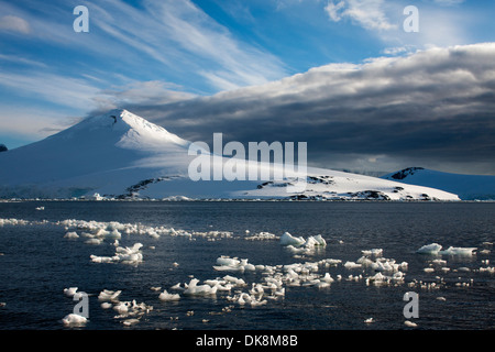 Antarktis, Wiencke-Insel, untergehende Sonne leuchtet Berggipfel Neumayer Kanal entlang Stockfoto