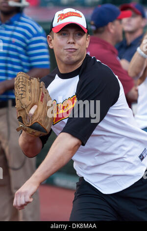 26. Juli 2011 - Cleveland, Ohio, US - WWE Superstar Mike - The Miz - Mizanin erwärmt sich vor den zeremoniellen ersten Pitch vor dem Hauptliga-Baseball-Spiel zwischen den Los Angeles Angels und den Cleveland Indians in Progressive Field in Cleveland, Ohio zu werfen. (Kredit-Bild: © Frank Jansky/Southcreek Global/ZUMAPRESS.com) Stockfoto