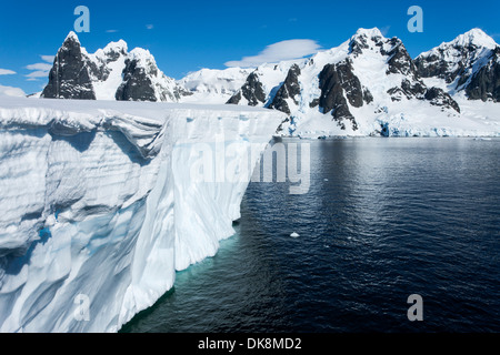 Antarktis, Luftaufnahme von massiven tabellarischen Eisbergs schwimmende in der Nähe von Cape Renard am Eingang zum Lemaire-Kanal Stockfoto