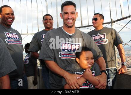 27. Juli 2011 - Manhattan, New York, USA - CC SABATHIA, MIKE HARKEY und FREDDY GARCIA zusehen, wie JORGE POSADA hat einen lachen mit Student Frantz Bleus auf der 86. Etage Sternwarte. New York Yankees-Spieler und Trainer zusammen mit einer Gruppe von haitianischen Kindern aus Ss. Joachim und Anna Schule in Queens (die Flüchtlinge aus dem Erdbeben 2010), "den Schalter umlegen" und Licht der Empi Stockfoto