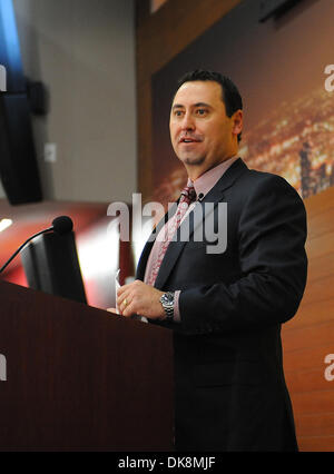 Los Angeles, CA, USA. 3. Dezember 2013. 3. Dezember 2013 Los Angeles, Kalifornien. USC Trojans Trainer Steve Sarkisian präsentiert zu den Medien, nach dem Verlassen der Washington Huskies nur ein paar Tage vor, hier ist er im McKay-Center innerhalb der USC Main Campus. (Obligatorische Credit: Jose / MarinMedia.org / Cal Sport Media) (Füllen Sie Fotograf, und Unternehmen Kredit erforderlich) © Csm/Alamy Live-Nachrichten Stockfoto