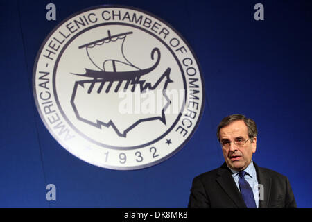 Athen, Griechenland. 3. Dezember 2013. Der griechische Premierminister Antonis Samaras befasst sich ein Forum, organisiert von der American-hellenischen Chamber Of Commerce in Athen, Griechenland, am 3. Dezember 2013. Samaras am Dienstag äußerte sich optimistisch über die Aussichten der angeschlagenen Volkswirtschaft vor einer neuen Verhandlungsrunde mit internationalen Kreditgebern später im Dezember über die Bedingungen für die Freilassung von weiteren Beihilfen nach Athen. Bildnachweis: Marios Lolos/Xinhua/Alamy Live-Nachrichten Stockfoto