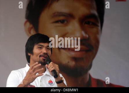 28. Juli 2011 - ist Malapatan, Philippinen - Kongressabgeordnete, Filipino acht-Abteilung Welt Champion Boxing Held MANNY PACQUIAO gesehen, wie er den Länderprogrammen zur Bekämpfung der Armut in der Gemeinde Malapatan in der südlichen philippinischen Provinz Sarangani indossiert. Eine Bericht von UNICEF in diesem Jahr veröffentlicht sagte etwa 1 Milliarde Menschen übersehen wurden und an den Rand gedrängt in Entwicklu Stockfoto