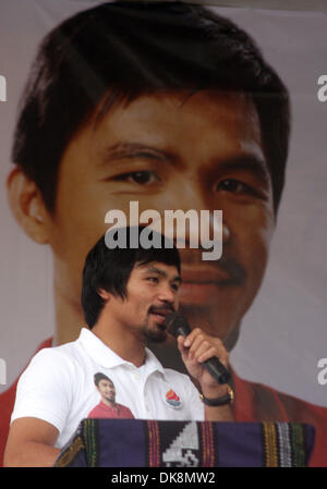 28. Juli 2011 - ist Malapatan, Philippinen - Kongressabgeordnete, Filipino acht-Abteilung Welt Champion Boxing Held MANNY PACQUIAO gesehen, wie er den Länderprogrammen zur Bekämpfung der Armut in der Gemeinde Malapatan in der südlichen philippinischen Provinz Sarangani indossiert. Eine Bericht von UNICEF in diesem Jahr veröffentlicht sagte etwa 1 Milliarde Menschen übersehen wurden und an den Rand gedrängt in Entwicklu Stockfoto
