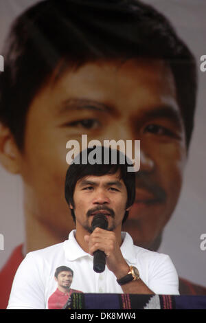 28. Juli 2011 - ist Malapatan, Philippinen - Kongressabgeordnete, Filipino acht-Abteilung Welt Champion Boxing Held MANNY PACQUIAO gesehen, wie er den Länderprogrammen zur Bekämpfung der Armut in der Gemeinde Malapatan in der südlichen philippinischen Provinz Sarangani indossiert. Eine Bericht von UNICEF in diesem Jahr veröffentlicht sagte etwa 1 Milliarde Menschen übersehen wurden und an den Rand gedrängt in Entwicklu Stockfoto