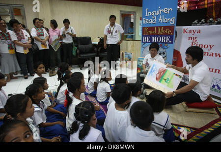 28. Juli 2011 - liest Malapatan, Philippinen - Kongressabgeordnete, Filipino acht-Abteilung Welt Champion Boxing Held MANNY PACQUIAO Geschichten für Kinder, wie er den Länderprogrammen zur Bekämpfung der Armut in der Gemeinde Malapatan in der südlichen philippinischen Provinz Sarangani indossiert. Eine Bericht von UNICEF Anfang dieses Jahres sagte etwa 1 Milliarde Menschen übersehen worden und Marge Stockfoto