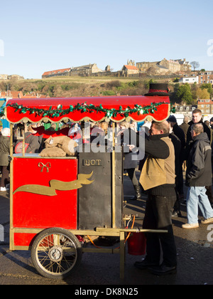 Straßenhändler verkaufen heiße geröstete Kastanien auf einem Weihnachtsmarkt in Whitby North Yorkshire UK Stockfoto