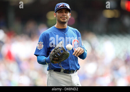 28. Juli 2011 - Milwaukee, Wisconsin, USA - Chicago Cubs erster Basisspieler Carlos Pena #22 Fuß heraus in Richtung erste Base zwischen Innings. Die Milwaukee Brewers besiegte die Chicago Cubs 4-2 im Miller Park in Milwaukee. (Kredit-Bild: © John Fisher/Southcreek Global/ZUMAPRESS.com) Stockfoto
