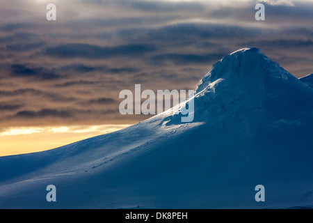 Antarktis, Anvers Island untergehenden Sonne leuchtet Berggipfel Neumayer Kanal entlang Stockfoto