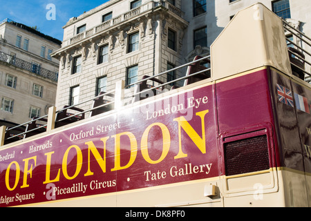 London-Tour-Bus. Nahaufnahme der obersten Ebene und aufbauend auf den Hintergrund Stockfoto