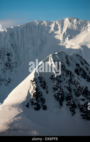 Antarktis, Anvers Island untergehenden Sonne leuchtet Berggipfel Neumayer Kanal entlang Stockfoto