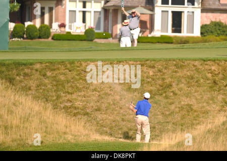 29. Juli 2011 - bunker White schwefelreichen Springs, West Virginia, US - Lee Janzen Chips aus eine grüne Seite auf der 8. Loch in der zweiten Runde des Greenbrier Classic im Greenbrier Resort. (Kredit-Bild: © Geoff Bolte/Southcreek Global/ZUMAPRESS.com) Stockfoto