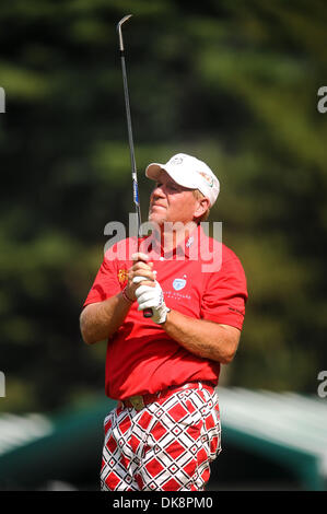 29. Juli 2011 - White schwefelreichen Springs, West Virginia, USA - Uhren John Daly seine erste Chance auf das 18. Loch in der zweiten Runde des Greenbrier Classic im Greenbrier Resort. (Kredit-Bild: © Geoff Bolte/Southcreek Global/ZUMAPRESS.com) Stockfoto