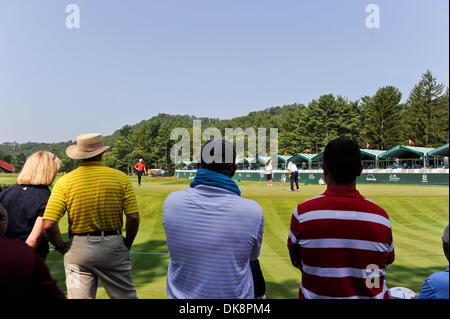 29. Juli 2011 - White schwefelreichen Springs, West Virginia, USA - Fans sehen Brian Davis Putt auf dem 17. Grün in der zweiten Runde des Greenbrier Classic im Greenbrier Resort. (Kredit-Bild: © Geoff Bolte/Southcreek Global/ZUMAPRESS.com) Stockfoto