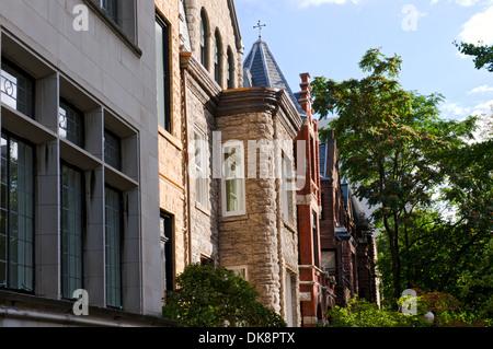 Reihenhäuser und Wohnungen entlang der Straße in Lincoln Park, Chicago, Illinois Stockfoto