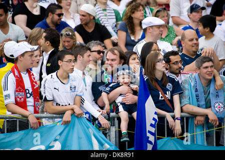 30. Juli 2011 zuschauen - Vancouver, British Columbia, Kanada - Fans aller Altersgruppen in der Major League Soccer (MLS) Spiel zwischen den Vancouver Whitecaps und Los Angeles Galaxy im Empire Field. (Kredit-Bild: © David Bukach/ZUMAPRESS.com) Stockfoto