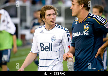 30. Juli 2011 chats - Vancouver, British Columbia, Kanada - Vancouver Whitecaps Verteidiger JOHNATHAN Leder mit Los Angeles Galaxy-Spieler nach der Major League Soccer (MLS) Spiel im Empire Field. (Kredit-Bild: © David Bukach/ZUMAPRESS.com) Stockfoto