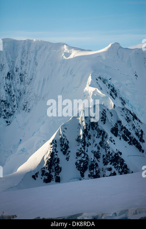 Antarktis, Anvers Island untergehenden Sonne leuchtet Berggipfel Neumayer Kanal entlang Stockfoto