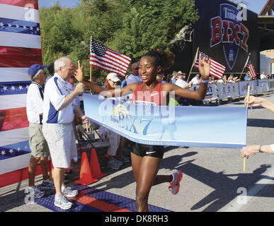 30. Juli 2011 - überquert Davenport, Iowa, USA - Caroline Rotich aus Kenia, die Ziellinie zuerst für die Frauen, Samstag, 30. Juli 2011, während das Quad City Times Bix 7-Straßenrennen. (Kredit-Bild: © John Schultz/Quad-Stadt Times/ZUMAPRESS.com) Stockfoto