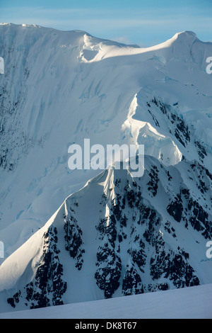 Antarktis, Anvers Island untergehenden Sonne leuchtet Berggipfel Neumayer Kanal entlang Stockfoto