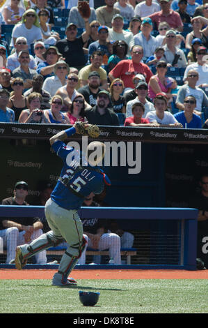 30. Juli 2011 holt - Toronto, Ontario, Kanada - Texas Rangers Catcher Mike Napoli (25) einen Pop im siebten Inning gegen die Toronto Blue Jays. Die Texas Rangers gegen die Toronto Blue Jays 3 - 0 im Rogers Centre, Toronto Ontario. (Kredit-Bild: © Keith Hamilton/Southcreek Global/ZUMAPRESS.com) Stockfoto