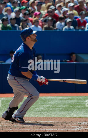 30. Juli 2011 - Toronto, Ontario, Kanada - Texas Rangers Catcher Mike Napoli (25) schlägt einen Home Run in der Spitze des achten Inning gegen die Toronto Blue Jays. Die Texas Rangers gegen die Toronto Blue Jays 3 - 0 im Rogers Centre, Toronto Ontario. (Kredit-Bild: © Keith Hamilton/Southcreek Global/ZUMAPRESS.com) Stockfoto