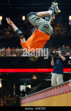 30. Juli 2011 - Los Angeles, Kalifornien, USA - konkurriert Andy Macdonald in der Skateboard Vert Runde eins im Nokia Theatre L.A. LIVE in Los Angeles, Kalifornien. (Kredit-Bild: © Chris Hunt/Southcreek Global/ZUMApress.com) Stockfoto