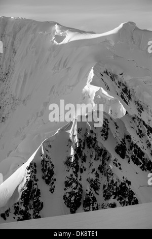 Antarktis, Anvers Island untergehenden Sonne leuchtet Berggipfel Neumayer Kanal entlang Stockfoto