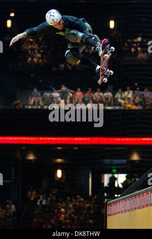 30. Juli 2011 - Los Angeles, Kalifornien, USA - konkurriert Bob Burnquist im Skateboard Vert-Runde 1 im Nokia Theatre L.A. LIVE in Los Angeles, Kalifornien. (Kredit-Bild: © Chris Hunt/Southcreek Global/ZUMApress.com) Stockfoto