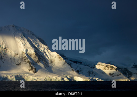 Antarktis, Anvers Island, Mitternachtssonne Leuchten vergletscherte Berggipfel Neumayer Kanal einstellen Stockfoto