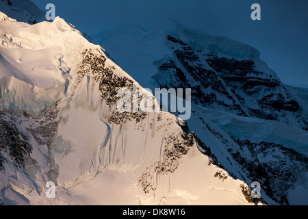 Antarktis, Anvers Island, Mitternachtssonne Leuchten vergletscherte Berggipfel Neumayer Kanal einstellen Stockfoto