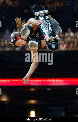 30. Juli 2011 - Los Angeles, Kalifornien, USA - konkurriert Shaun White in der Skateboard Vert Runde eins im Nokia Theatre L.A. LIVE in Los Angeles, Kalifornien. Weiß beendet 1. Platz im Finale, wobei Haus die Goldmedaille. (Kredit-Bild: © Chris Hunt/Southcreek Global/ZUMApress.com) Stockfoto