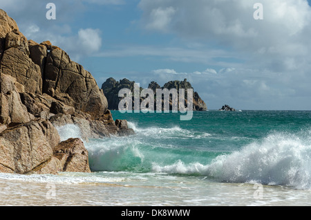 Wellen brechen sich am Strand von Porthcurno. Cornwall, England. Stockfoto