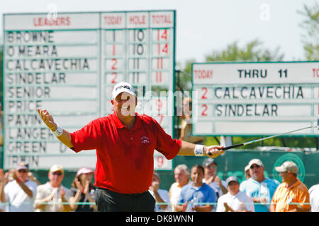 31. Juli 2011 - Toledo, Ohio, US - Mark Calcavecchia auf seinem Birdie legte am 12. Loch Par-3 während der Endrunde des Spiels des 2011 U.S. Senior Open Championship Golfturniers spielte im Inverness Club in Toledo Ohio reagiert.  Calcavecchia wurde Dritter mit einer 11-unter 273. (Kredit-Bild: © Scott Grau/Southcreek Global/ZUMAPRESS.com) Stockfoto