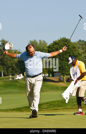 31. Juli 2011 - Toledo, Ohio, USA - Olin Browne Bögen zur Galerie scharten sich um das 18. Grün, wie er seinen Sieg bei der Endrunde des Spiels des 2011 U.S. Senior Open Championship Golfturniers spielte im Inverness Club in Toledo Ohio feiert.  Browne, der von Anfang bis Ende führte, gewann das 32. US Senior Open Turnier mit einem kombinierten Viertages-Score von 15-unter Stockfoto