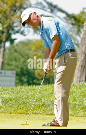 31. Juli 2011 - Toledo, Ohio, USA - Uhren Corey Pavin seinen Putt, das Loch am 12. grün bei der Endrunde des Spiels des 2011 U.S. Senior Open Championship Golfturniers spielte im Inverness Club in Toledo Ohio Rollen.  Pavin fertig gebunden um den siebten Platz mit einem 8-unter 276. (Kredit-Bild: © Scott Grau/Southcreek Global/ZUMAPRESS.com) Stockfoto